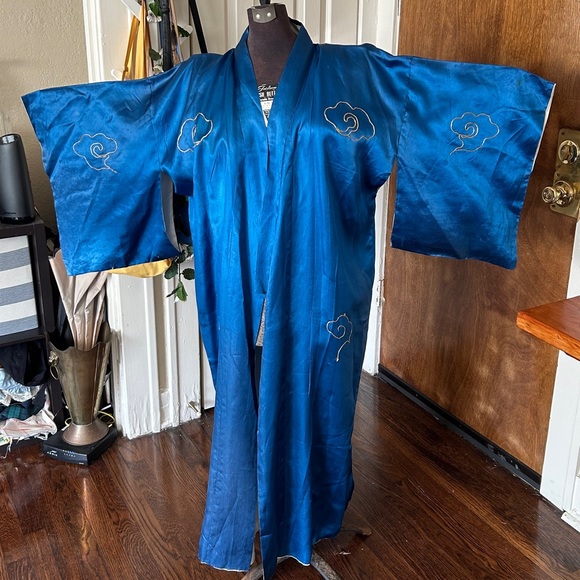 Silk Kimono Embroidered Detail π - Picture 4 of 4